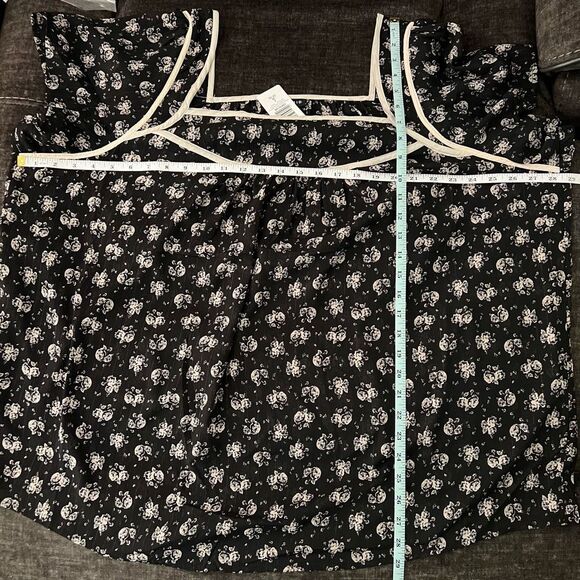 Torrid Square Neck Tulip Sleeve Black and White Ditzy Floral Print - Picture 11 of 13